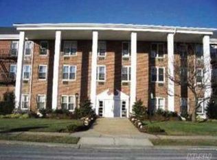 55 Lenox Rd, Rockville Centre, NY 11570