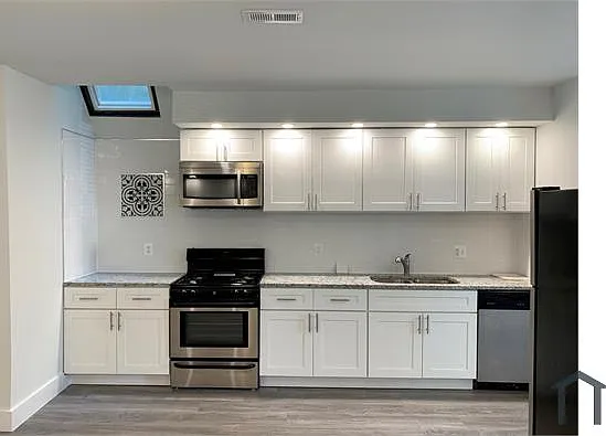 3 bed, 800 sqft, $3,872 — Photo 1
