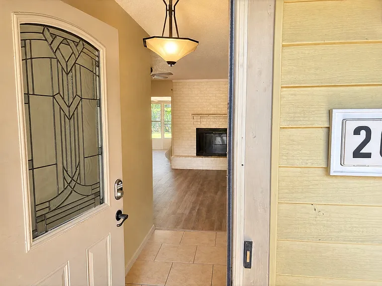 2025 Meadow Gln — Photo 2