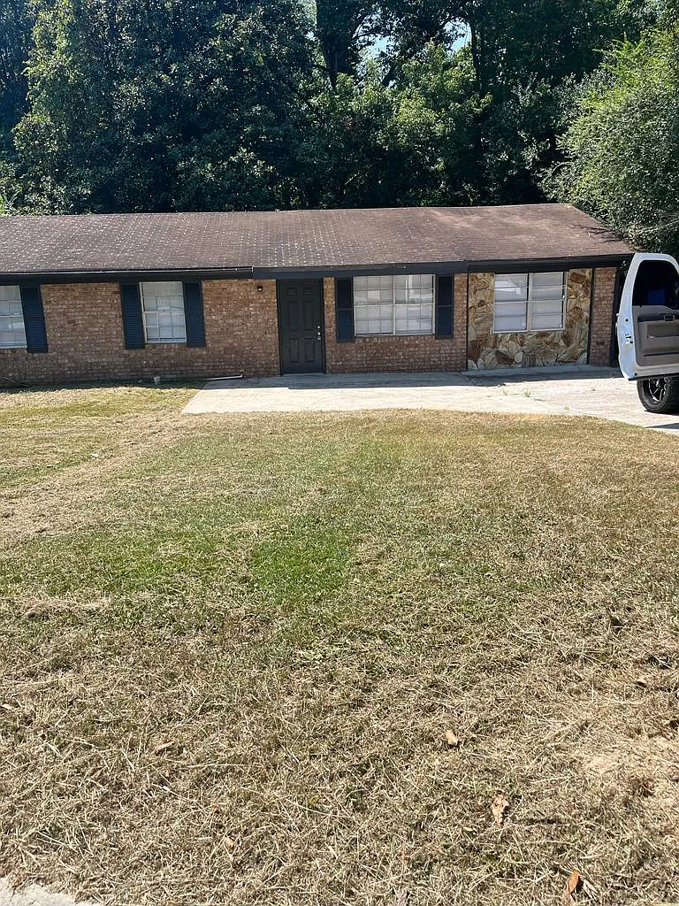 Building Photo - 2914 Dahlia Dr