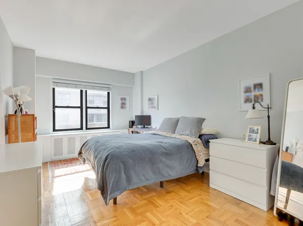 220 East 54th Street image 4 of 10