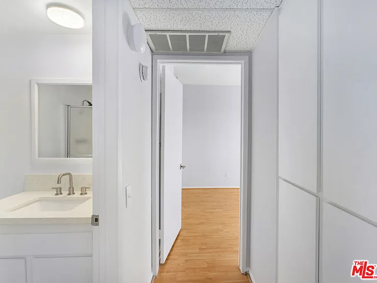 622 S Barrington Ave #304 — Photo 8