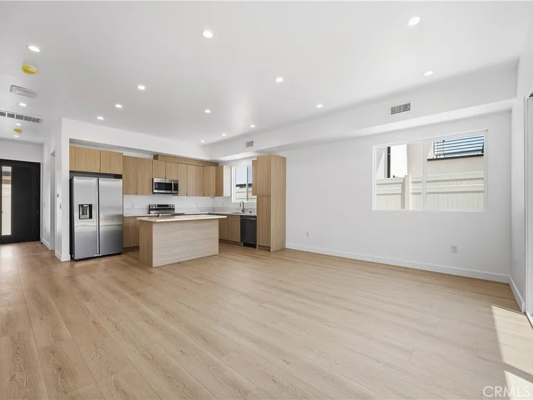 10053 Amestoy Ave — Photo 2