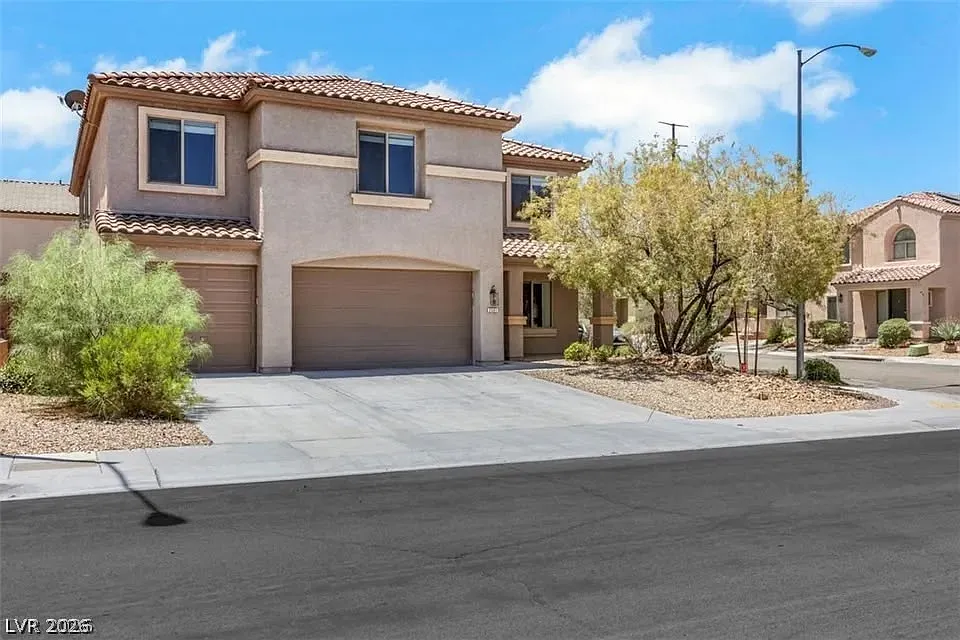 6 bed, 4.0 bath, 3800 sqft, $3,200 — Photo 2