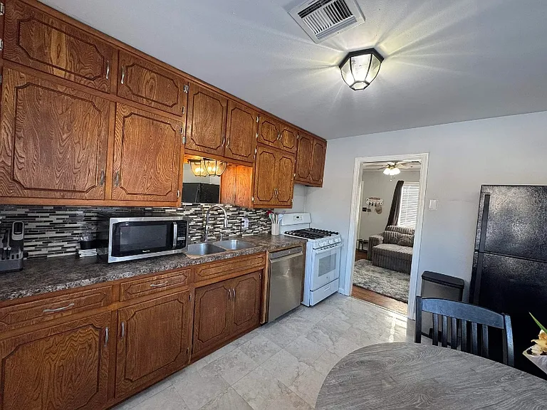 1310 W Hudson Dr — Photo 4