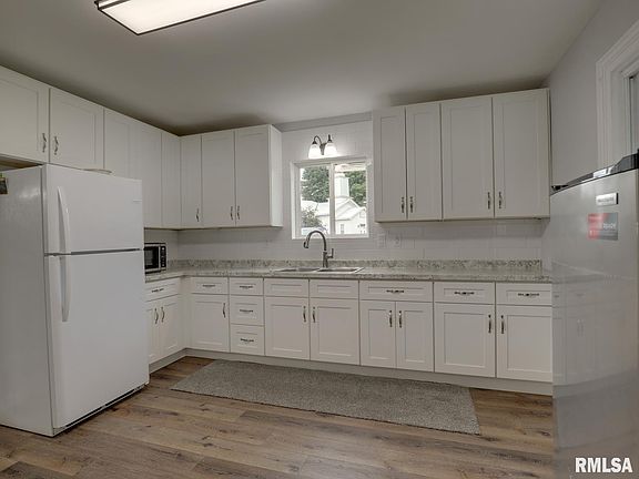 4th image of 210 E High St