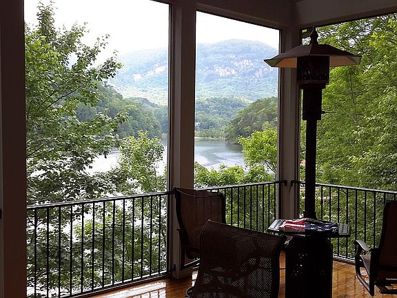 Gas stonefireplace, enclosed