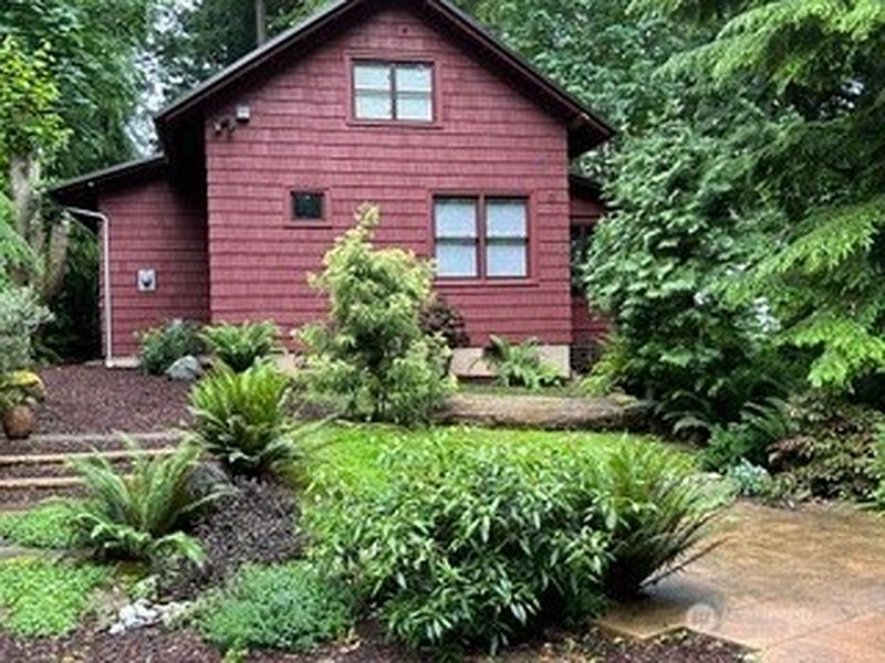 2nd image of 1103 E Ludlow Ridge Road