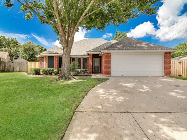 4908 Oldfield Dr, Arlington, TX 76016
