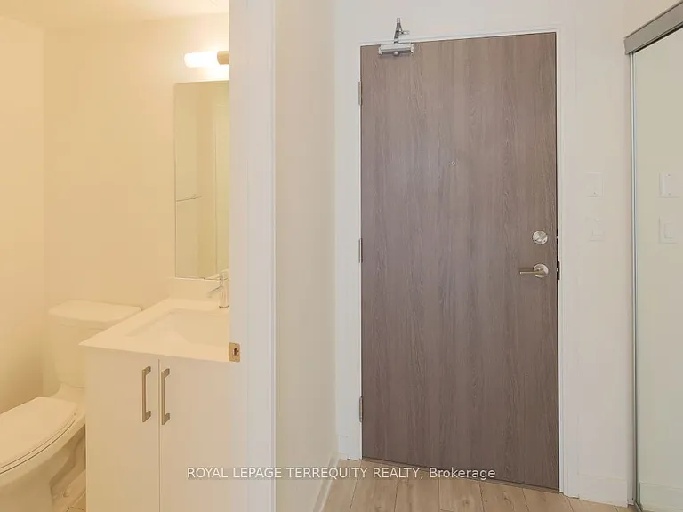 576 Front St W #627 — Photo 4