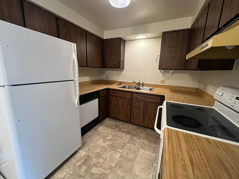 3926 Edgewood Dr — Photo 4