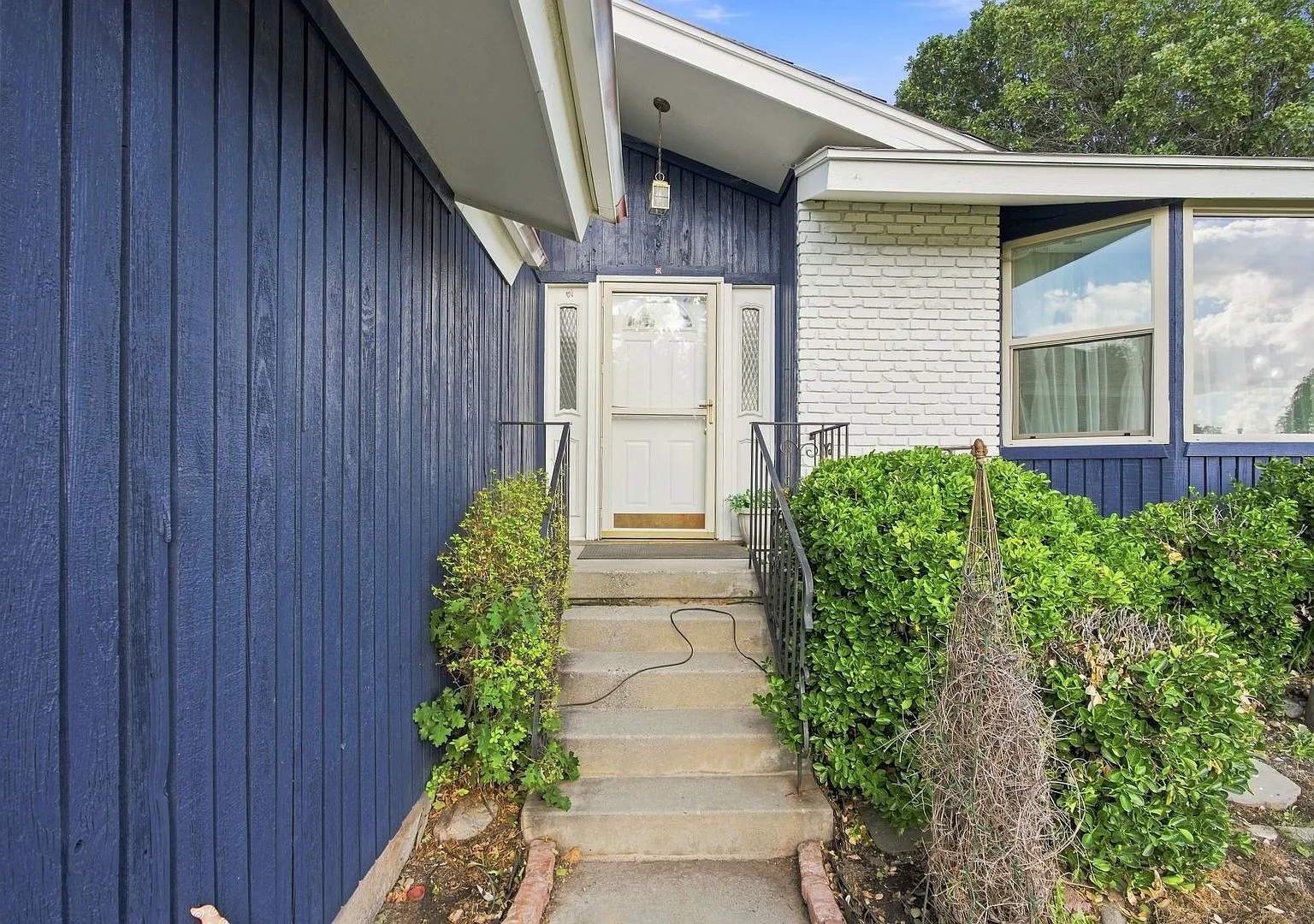Bright 6 Bed Sandy Home with Mountain Views & Large Backyard!! — Photo 3
