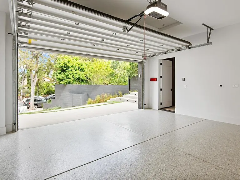 1030 Centinela — Photo 49