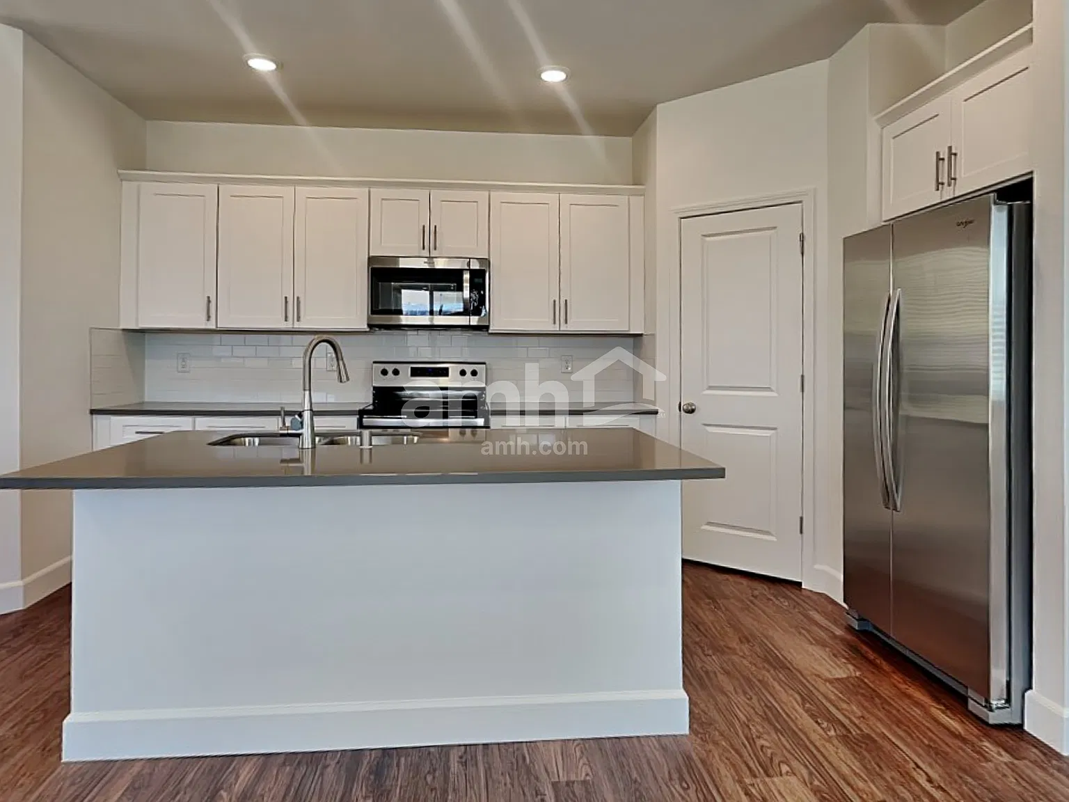 4 bed, 2.5 bath, 1996 sqft, $2,360 — Photo 4