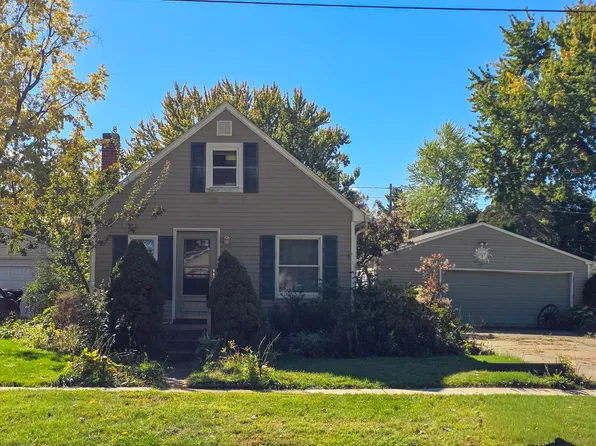 128 Oakwood St, Grand Ledge, MI 48837