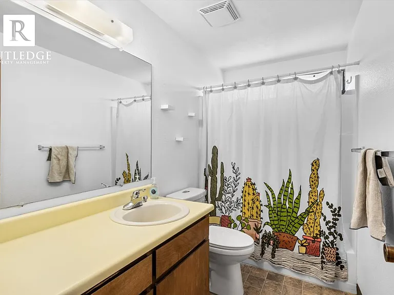 1817 Lillian St — Photo 9