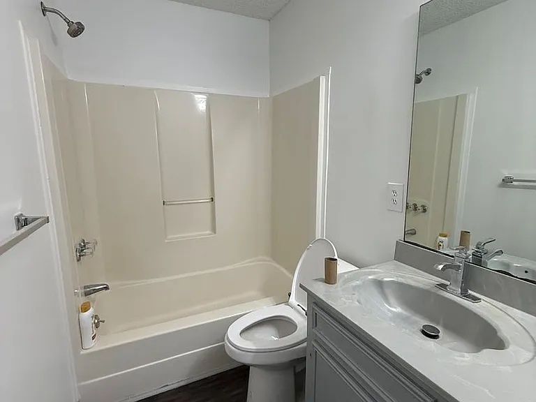Stonehenge Apartments — Photo 8