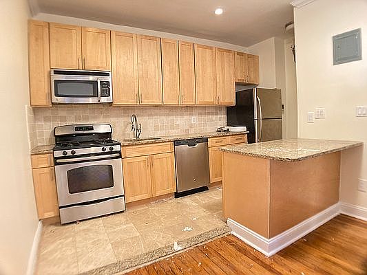 5th image of 867 W 181st St #4E