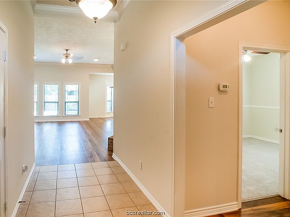 5th image of 4117 Halifax Dr
