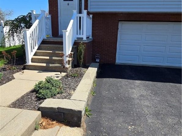 198 Cambria Hill Dr E, Tarentum, PA 15084