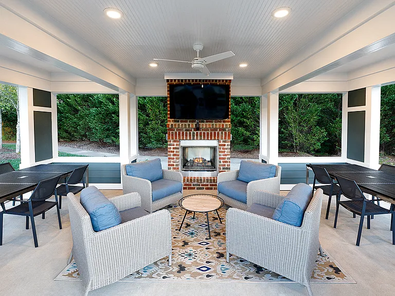 Summerhouse with Fireplace, TV, and Grills
