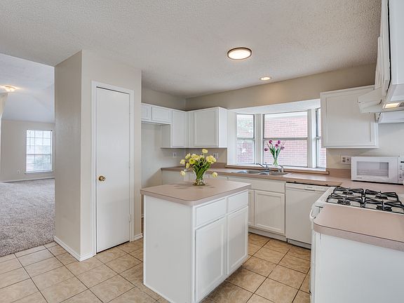 5th image of 1416 Daffodil Ln