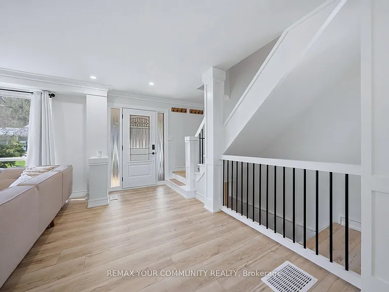 150 Connaught Cres — Photo 3