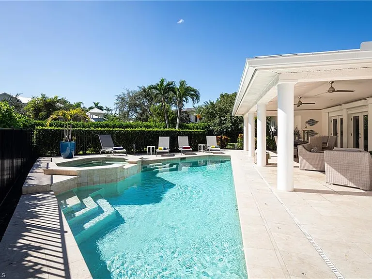 420 Palm Cir E — Photo 15