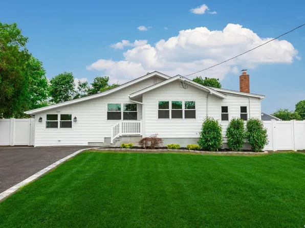 41 E Elm Street, Central Islip, NY 11722