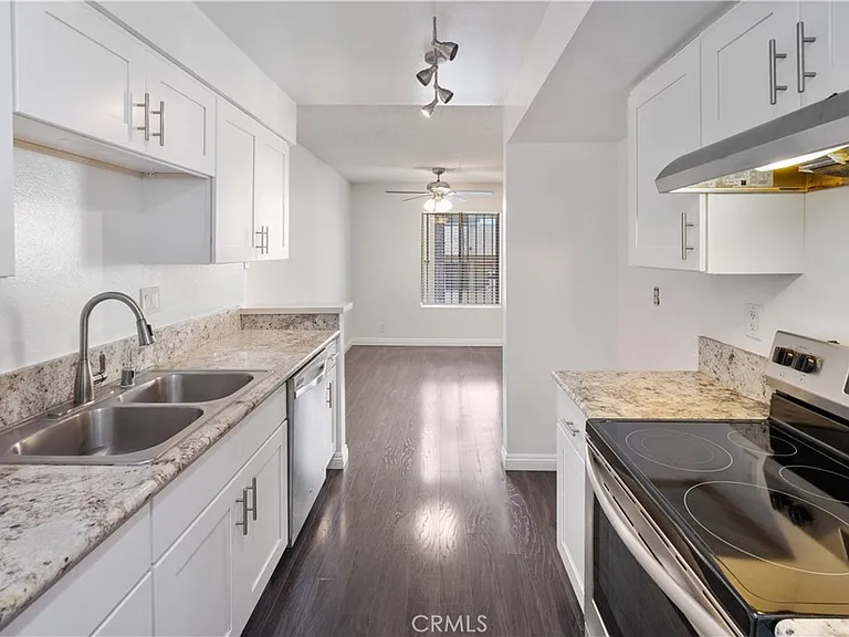 433 S Manhattan Pl #209 — Photo 2