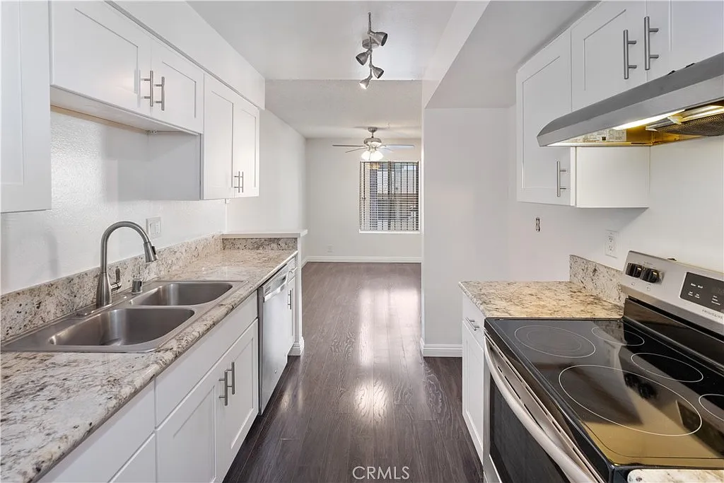 Building Photo - 433 S Manhattan Pl #209