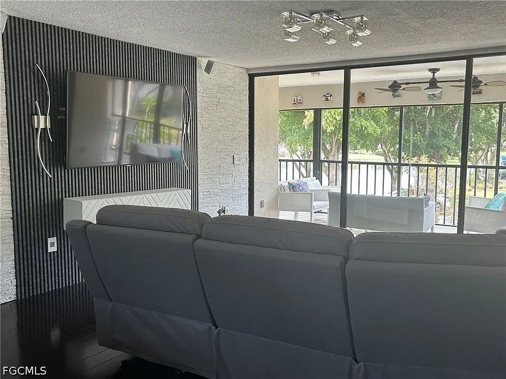 3 bed, 2.0 bath, 1572 sqft, $5,500 — Photo 2