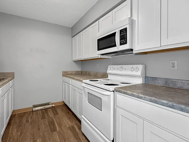Find Your Perfect Fit at East Park Apartments! — Photo 13