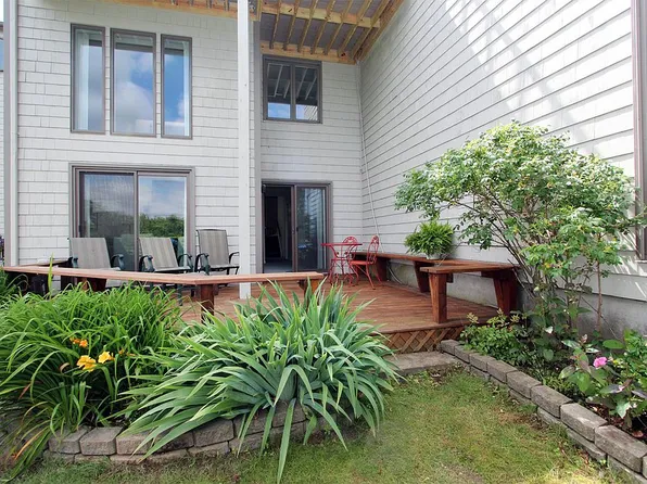 34 Seabreeze Ln, Bristol, RI 02809