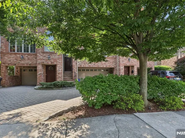 2462 3rd St, Fort Lee, NJ 07024