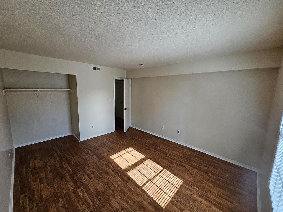 1st image of 400 Glancy St