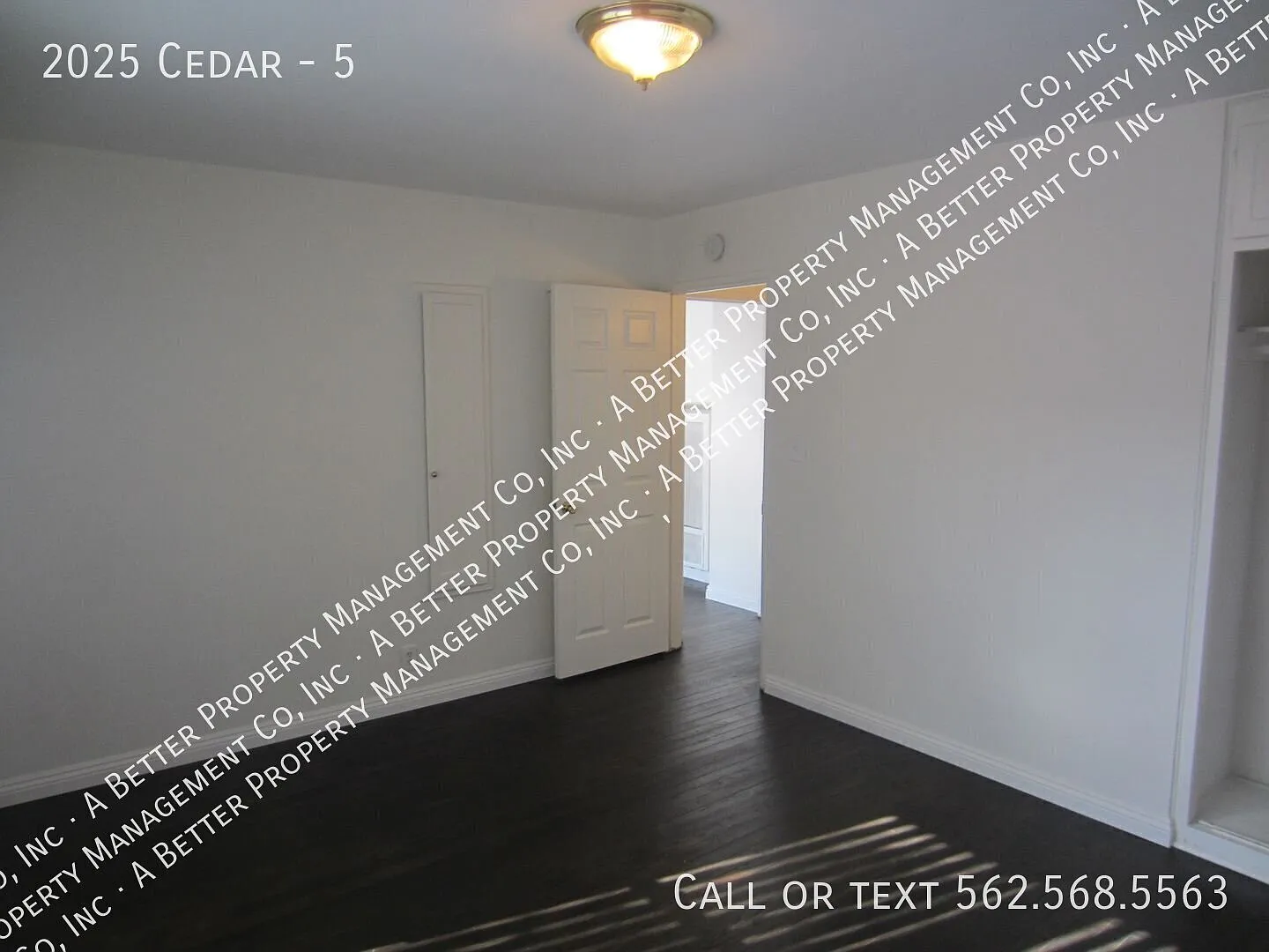 Upper Unit W/Remodeled Kitchen, Plank Floors & Onsite Laundry - Garage Available — Photo 2