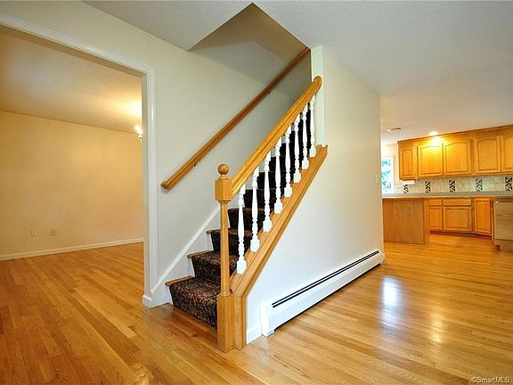 5th image of 8 Wintergreen Ln