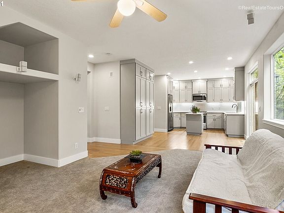 3rd image of 972 NE Creeksedge Dr