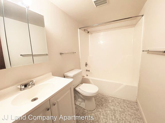 4th image of 450 S Aiken Ave #106