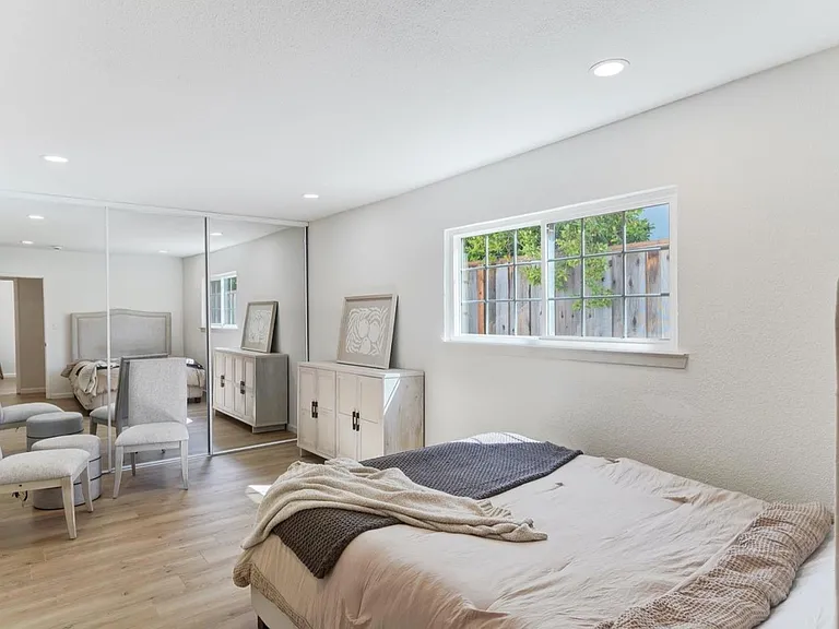 8425 Thornton Ave — Photo 4