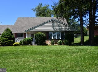 9 Hydrangea Rd, Levittown, PA 19056