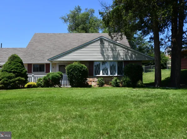 9 Hydrangea Rd, Levittown, PA 19056