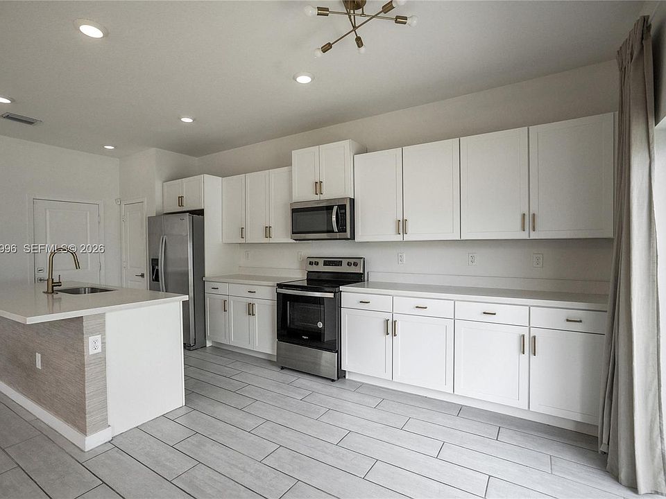 1st image of 833 SE 19th St