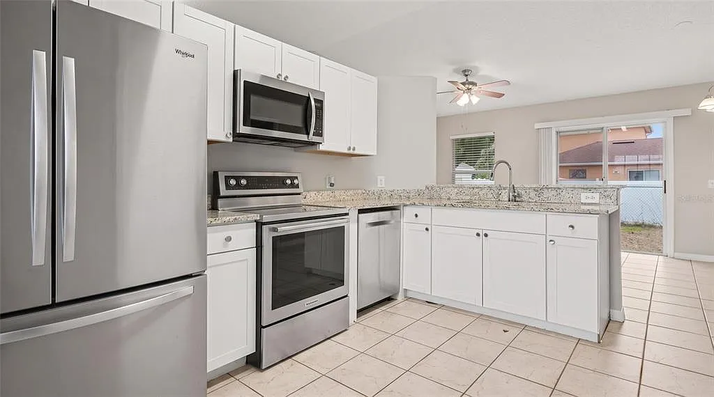 3 bed, 2.0 bath, 1121 sqft, $2,000 — Photo 3