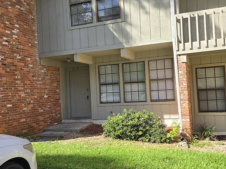 2218 Timberwood Cir N — Photo 1