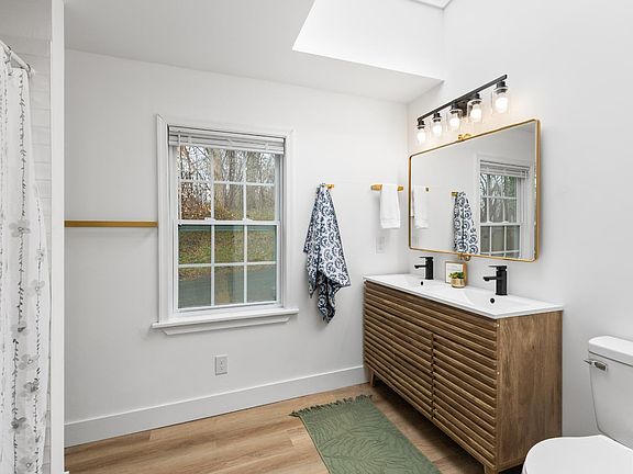 4th image of 135 Old Country Rd