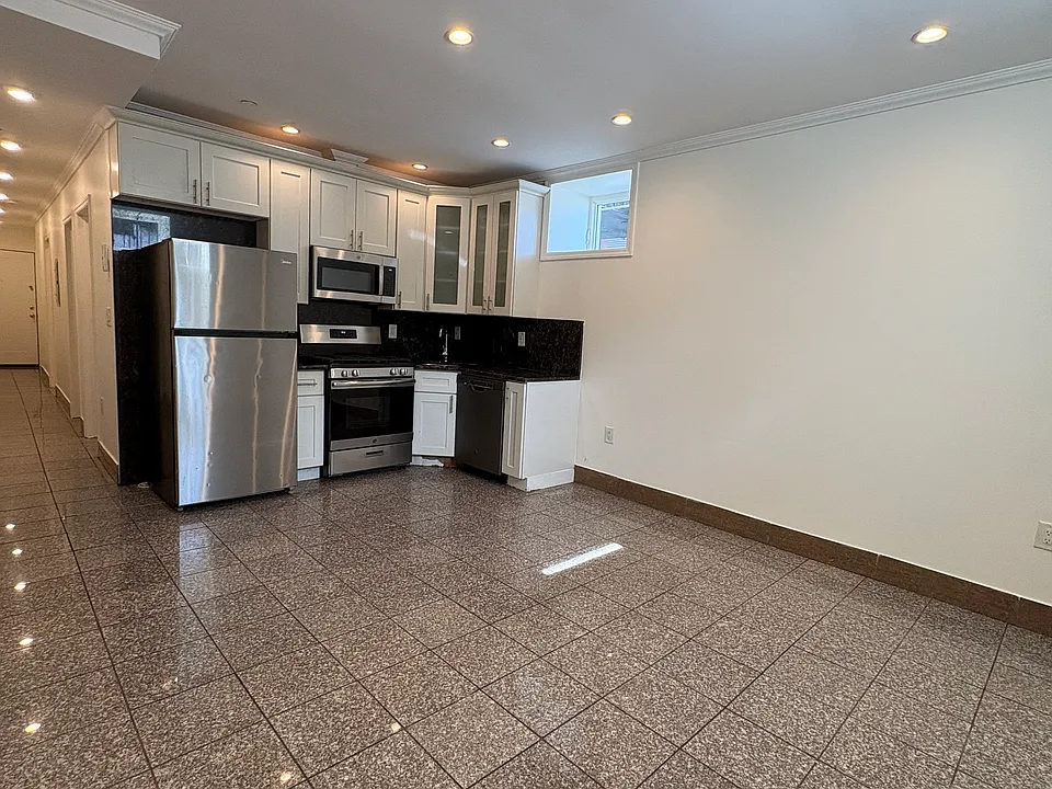 377 Danforth Ave #2