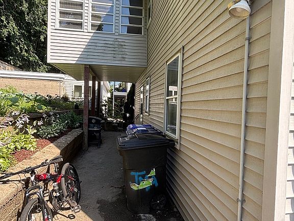 5th image of 207 Gladstone St