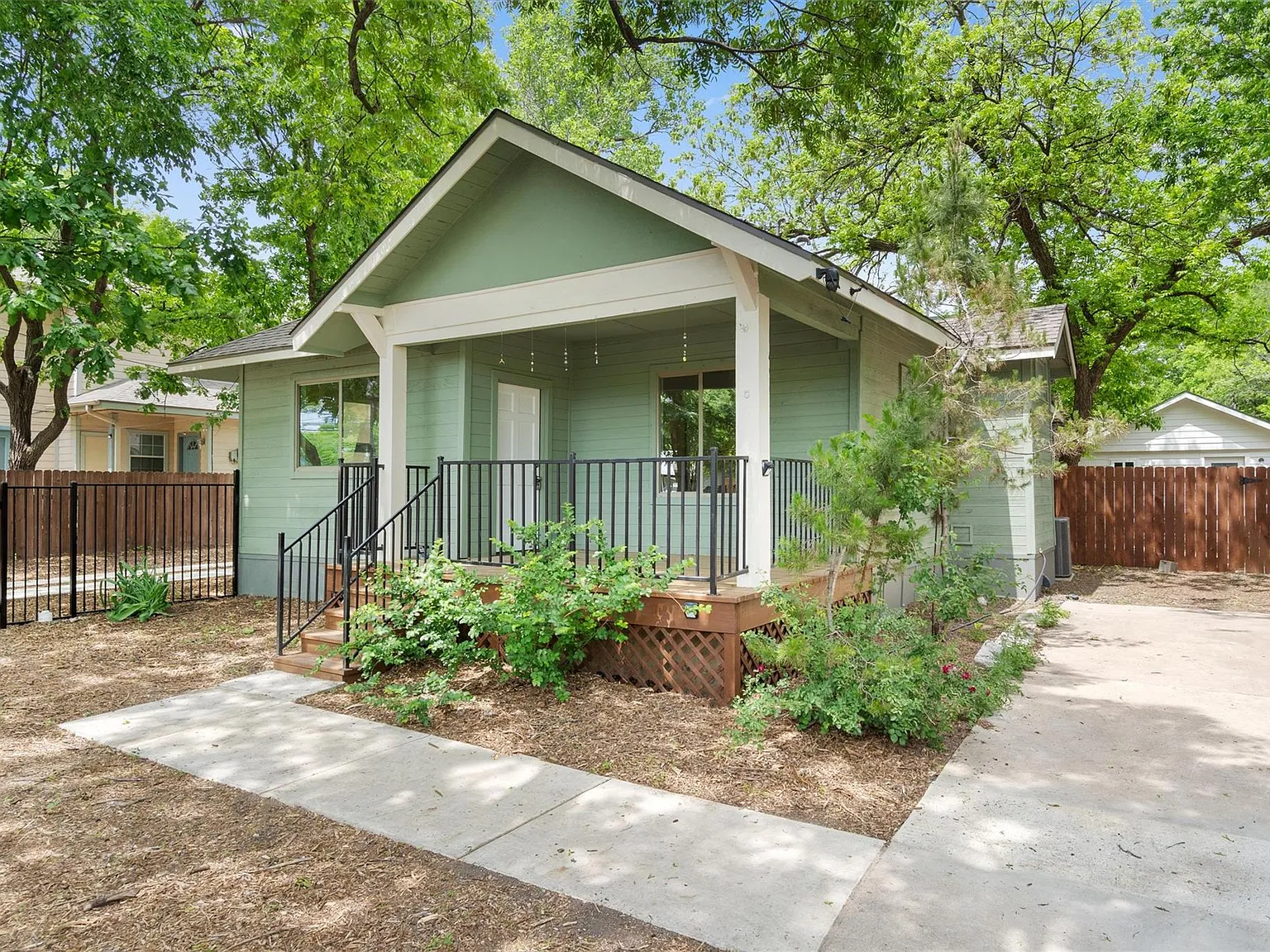 2 bed, 650 sqft, $1,749 — Photo 1